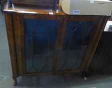 1930’S ART DECO FIGURED WALNUT DISPLAY CABINET, ENCLOSED BY TWO GLAZED DOORS, WITH PLATE GLASS