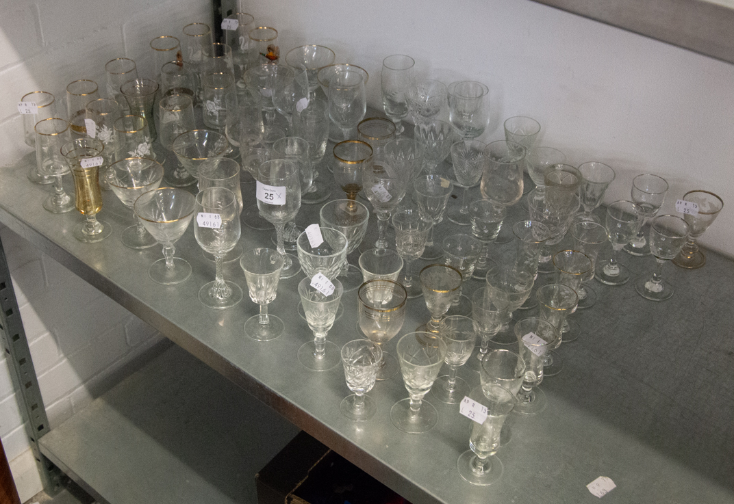 A LARGE SELECTION OF SHERRY AND LIQUEUR GLASSES, SOME WITH GILT DECORATION (QUANTITY)