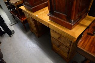 MODERN BLOND FRUITWOOD PEDESTAL DRESSING TABLE, WITH OGEE FRIEZE DRAWERS AND TRIPTYCH MIRROR, 59 1/