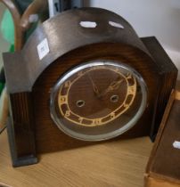 AN OAK MANTEL CLOCK WITH 8 DAYS STRIKING MOVEMENT, CIRCA 1950S