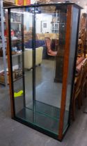 A MODERN DISPLAY CABINET, WITH BURR WOOD DETAIL, HAVING GLASS ADJUSTABLE SHELVES AND FITTED MIRROR