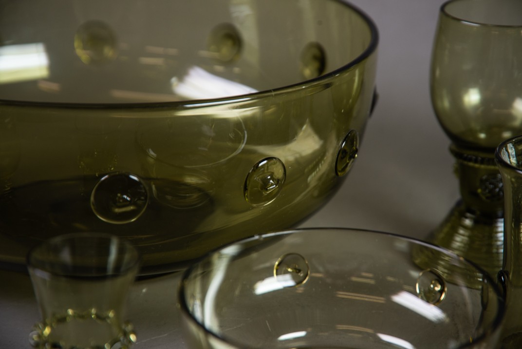 SET OF 8 CONTINENTAL PALE GREEN GLASS RUMMERS each with cup-shaped fluted bowl applied with - Image 5 of 5