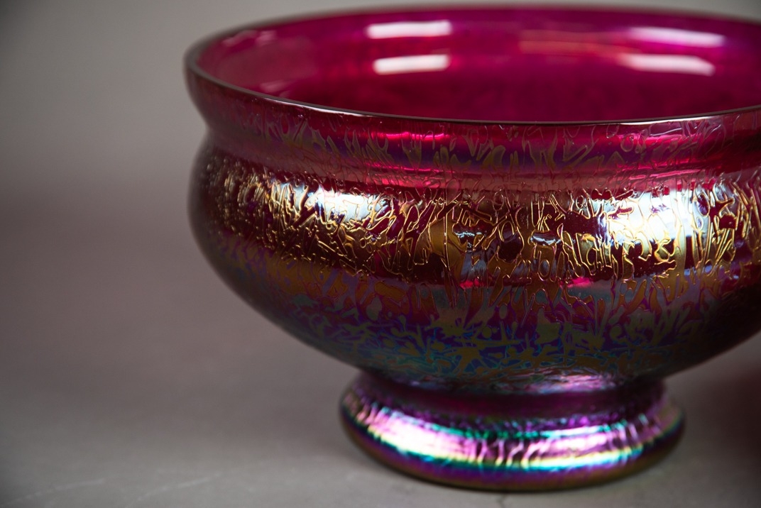 LOETZ STYLE GLASS HEAVY CIRCULAR AND BULBOUS BOWL, with plain cranberry interior and textured purple - Image 3 of 6