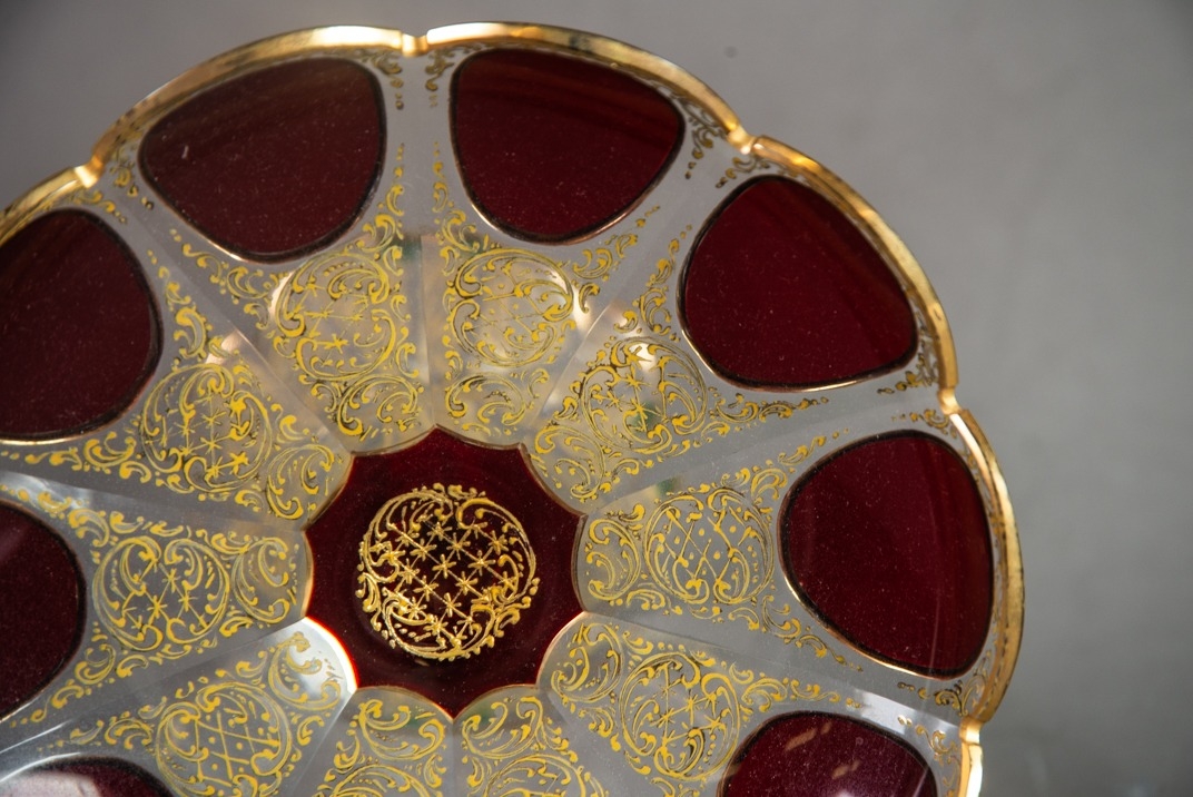 PAIR OF BOHEMIAN RUBY OVERLAID AND GILT ETCHED PETAL PATTERN CIRCULAR DISHES, on tall tapering - Image 3 of 6