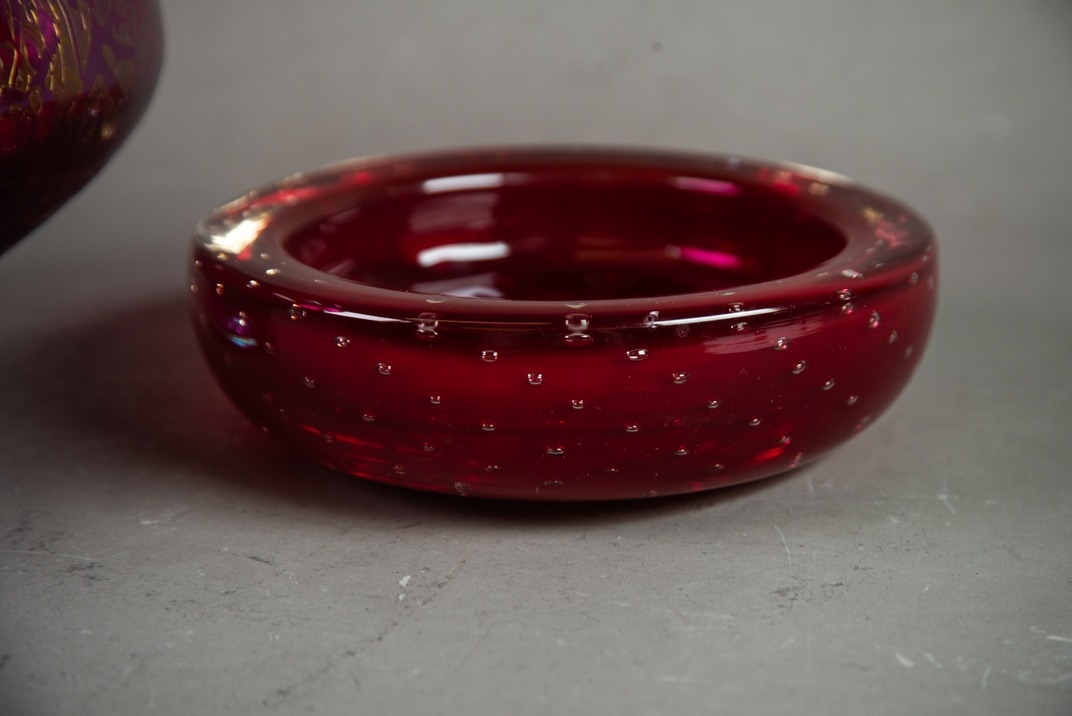 LOETZ STYLE GLASS HEAVY CIRCULAR AND BULBOUS BOWL, with plain cranberry interior and textured purple - Image 6 of 6