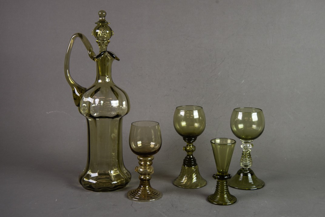 CONTINENTAL GREEN GLASS RUMMERS AND SIMILAR DRINKING GLASSES plus A PAIR OF TALL WINE JUGS AND