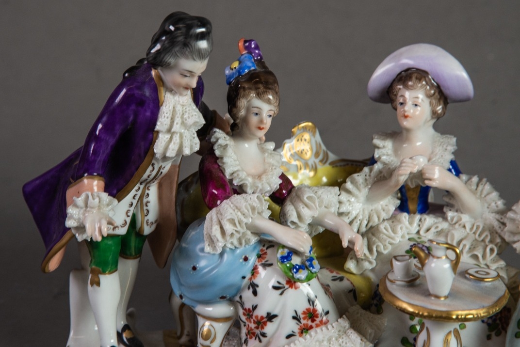 20th CENTURY CONTINENTAL CHINA LACE GROUP OF A COURTIER STANDING BY THREE LADIES, seated round a - Image 2 of 3