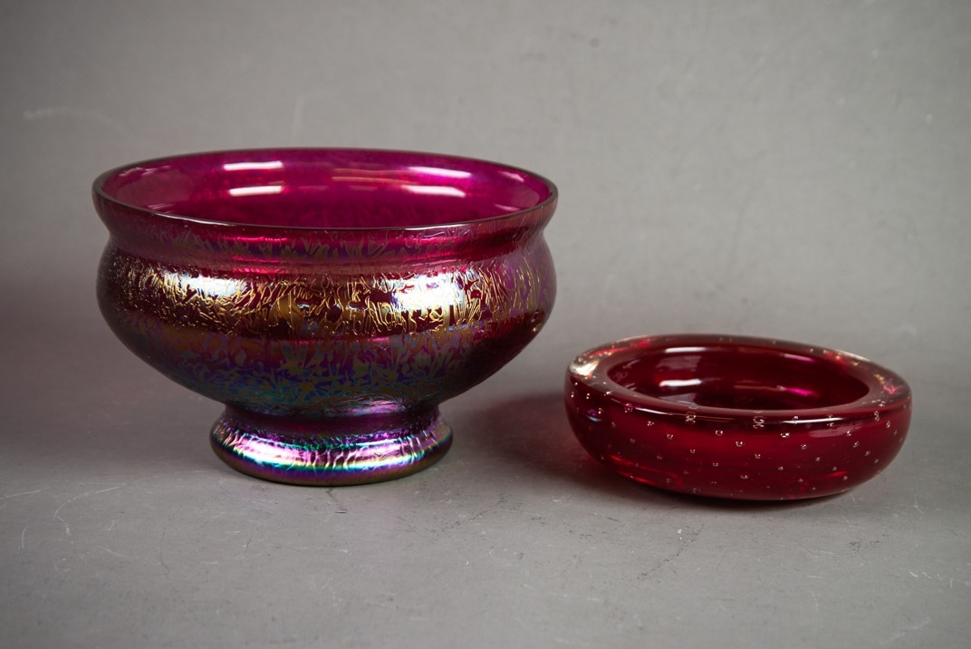 LOETZ STYLE GLASS HEAVY CIRCULAR AND BULBOUS BOWL, with plain cranberry interior and textured purple - Image 2 of 6