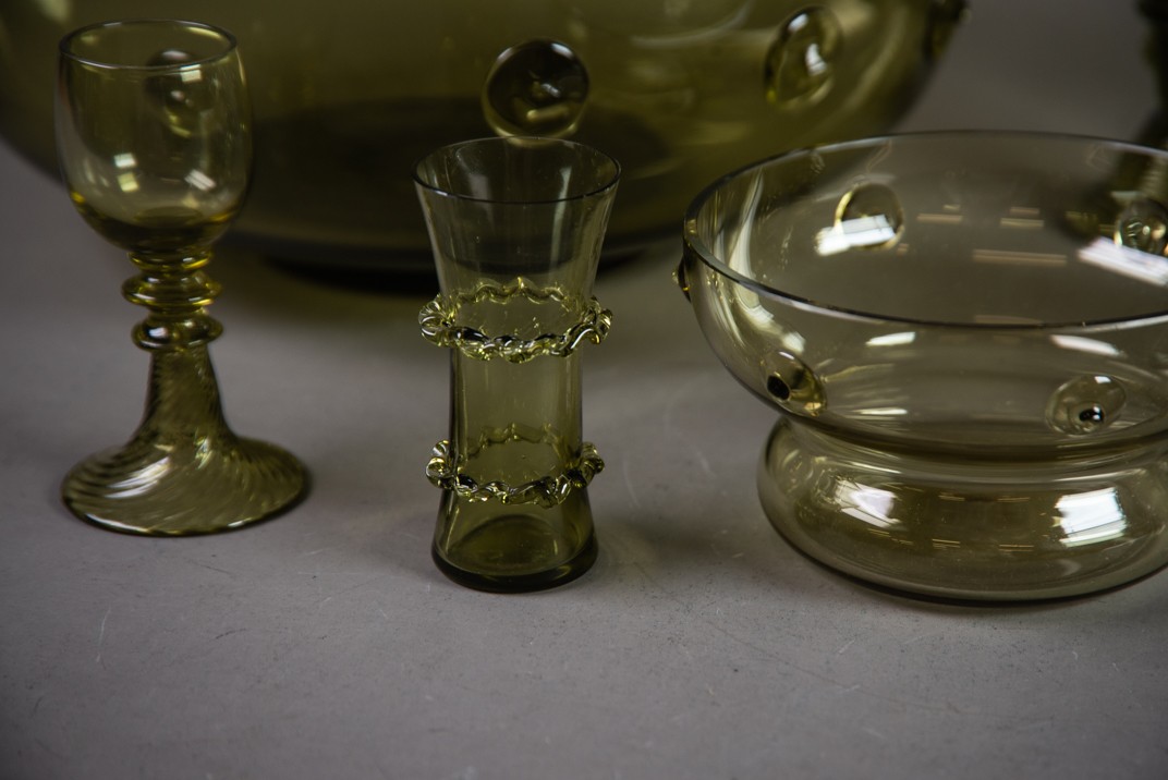 SET OF 8 CONTINENTAL PALE GREEN GLASS RUMMERS each with cup-shaped fluted bowl applied with - Image 3 of 5