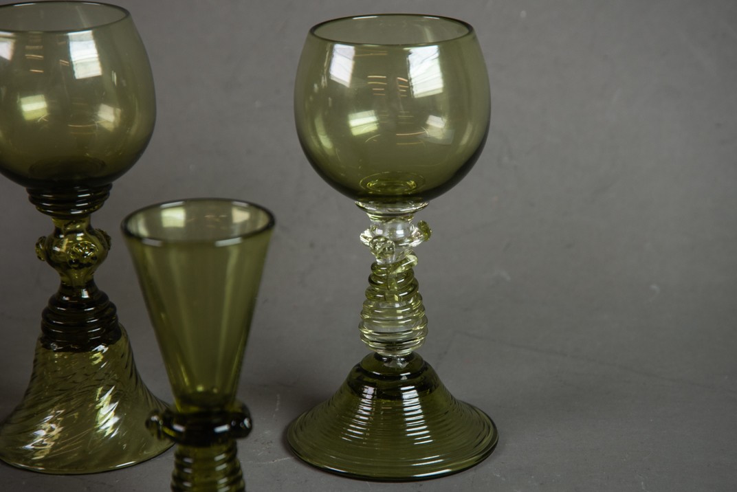 CONTINENTAL GREEN GLASS RUMMERS AND SIMILAR DRINKING GLASSES plus A PAIR OF TALL WINE JUGS AND - Image 2 of 4