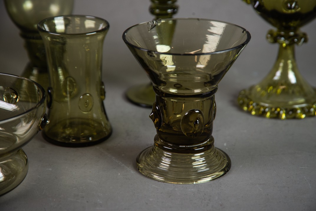 SET OF 8 CONTINENTAL PALE GREEN GLASS RUMMERS each with cup-shaped fluted bowl applied with - Image 4 of 5