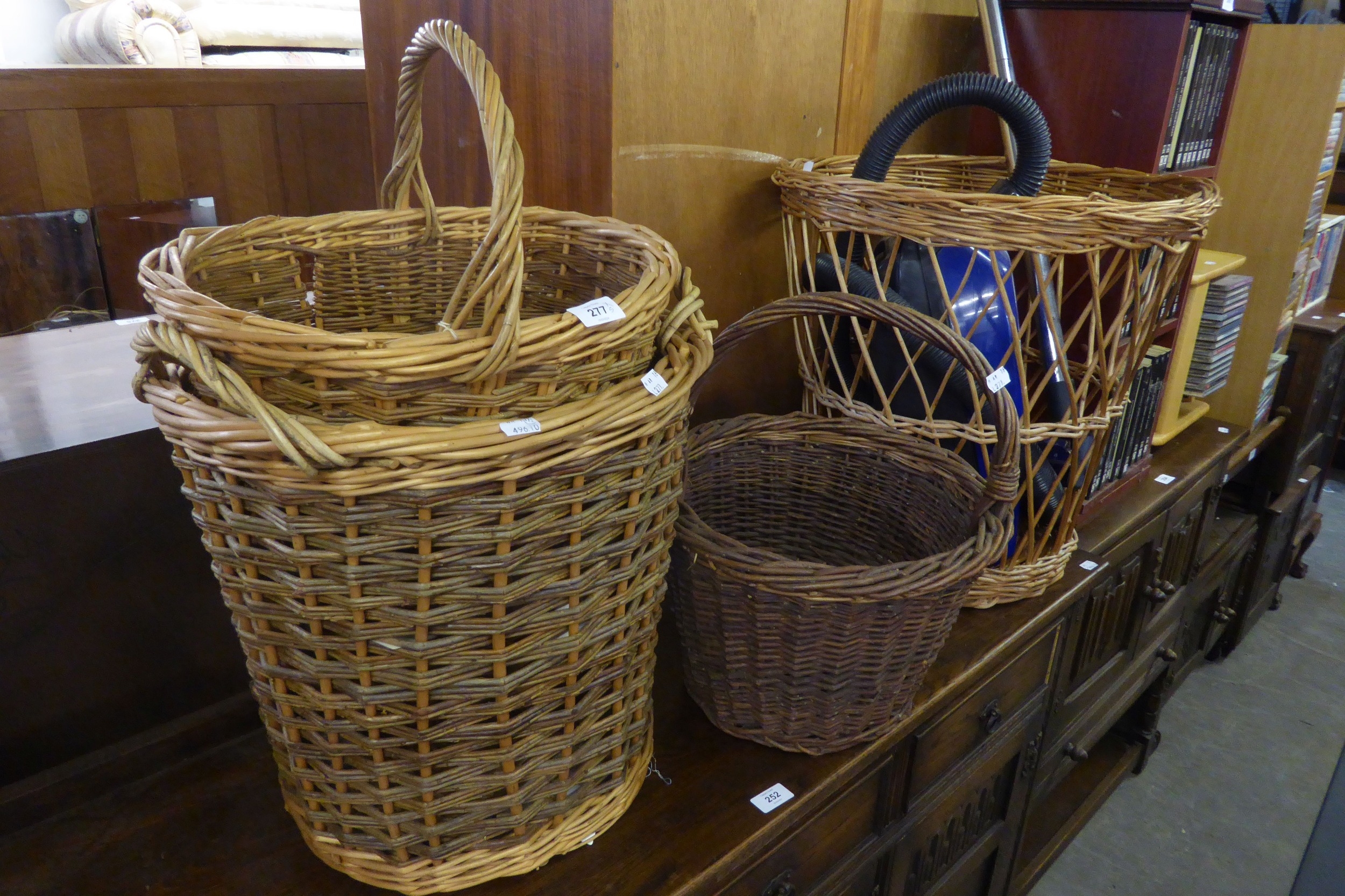 FOUR WICKER BASKETS AND A TROLLEY VACUUM CLEANER (5)