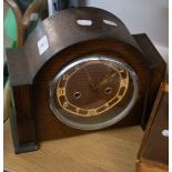 AN OAK MANTEL CLOCK WITH 8 DAYS STRIKING MOVEMENT, CIRCA 1950S