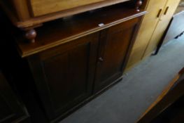 A VICTORIAN TWO DOOR CHIFFONIER CABINET, HAVING TWO DRAWER AND SHELVES TO THE INTERIOR (LACKING TOP)