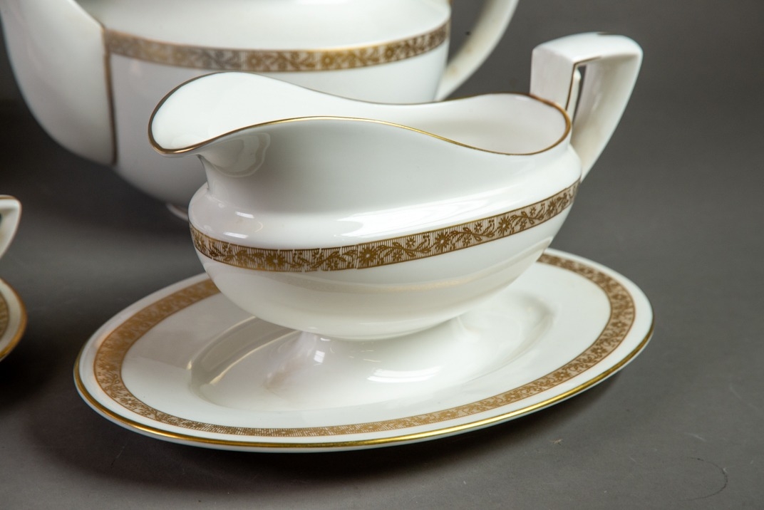 SIXTY FIVE PIECE ROYAL WORCESTER ‘GOLDEN ANNIVERSARY’ CHINA PART DINNER AND TEA SERVICE, comprising: - Image 5 of 6