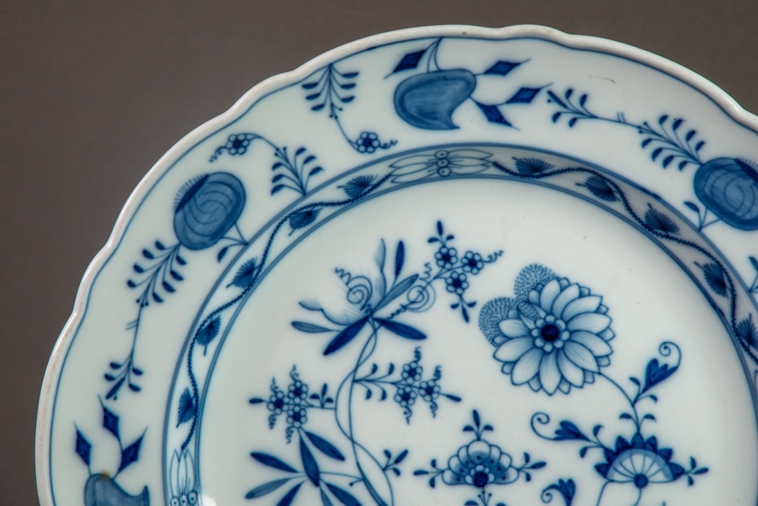 MODERN MEISSEN ONION PATTERN BLUE AND WHITE PORCELAIN CHARGER, 13” (33cm) diameter, impressed and - Image 2 of 4