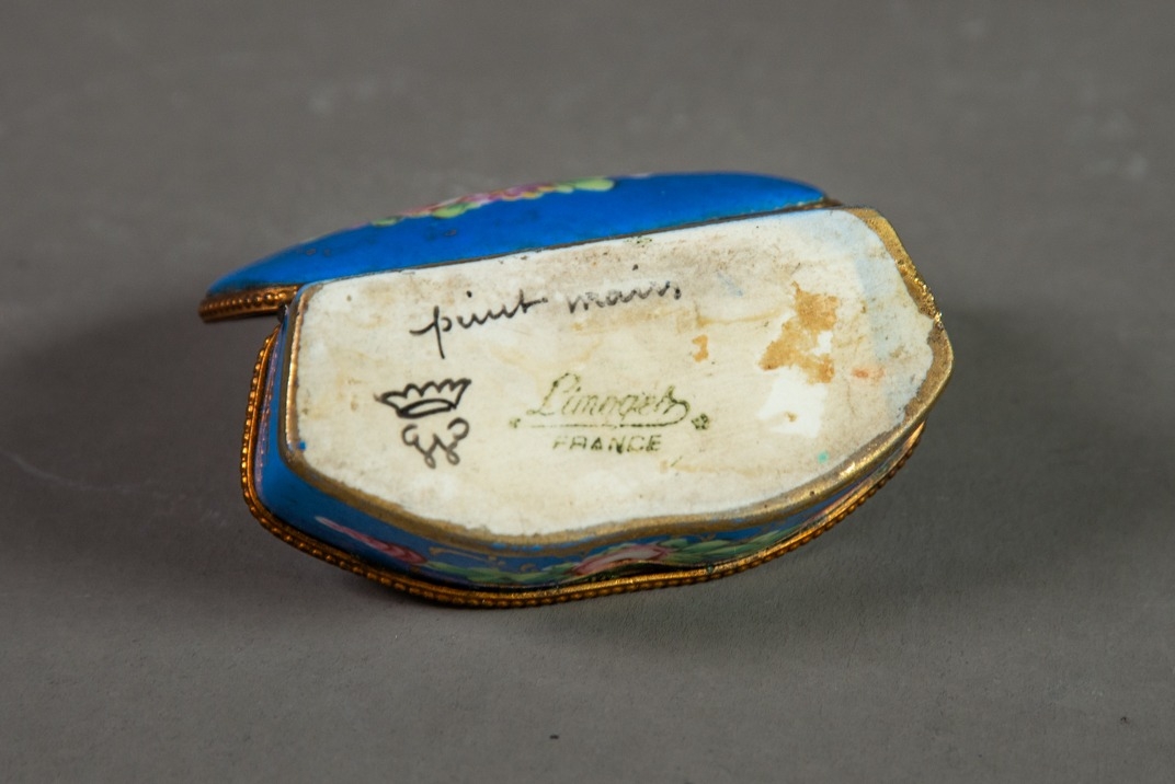 LIMOGES HAND PAINTED AND GILT METAL MOUNTED PORCELAIN PILL BOX, of shaped oblong form with hinged - Image 3 of 3