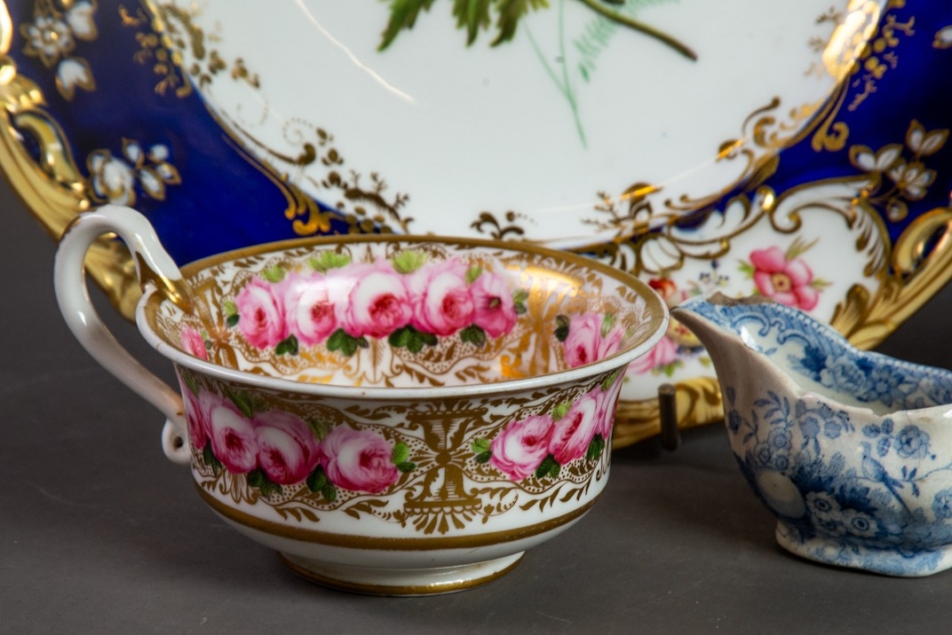 FOUR PIECES OF NINETEENTH CENTURY CERAMICS, comprising: JOHN ROSE PERIOD COALPORT SILVER SHAPED - Image 3 of 5