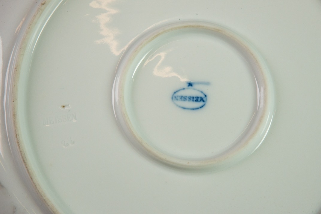 MODERN MEISSEN ONION PATTERN BLUE AND WHITE PORCELAIN CHARGER, 13” (33cm) diameter, impressed and - Image 4 of 4