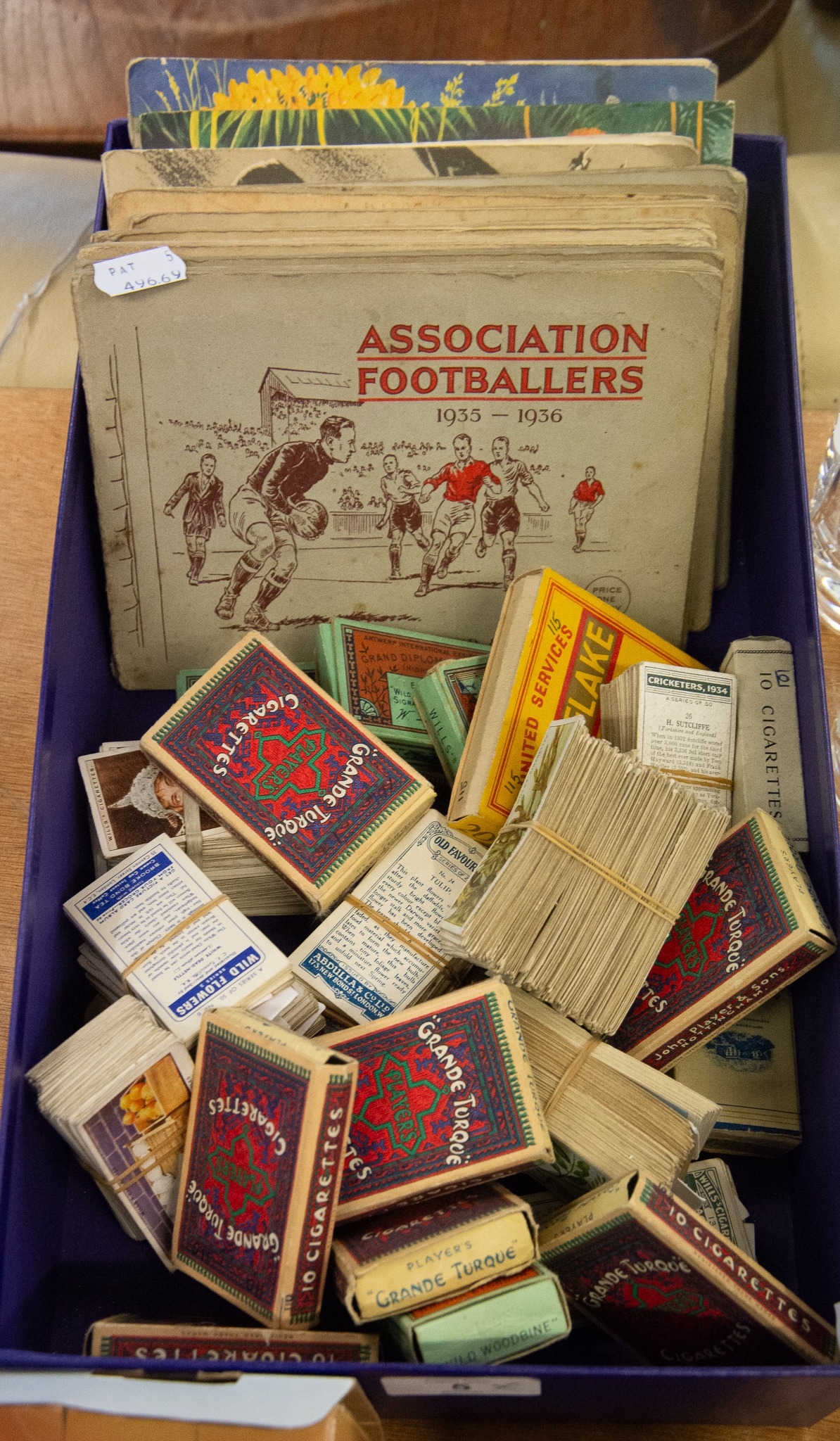 COLLECTION OF VINTAGE CARDS IN 8 ALBUMS, 2 ALBUMS OF TEA CARDS AND A QUANTIT YOF VARIOUS CIGARETTE