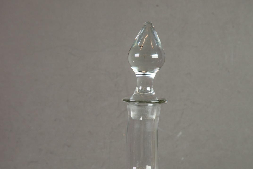 ENGRAVED GLASS DECANTER AND STOPPER, of footed form with pointed stopper, wheel cut with a trellis - Image 2 of 2