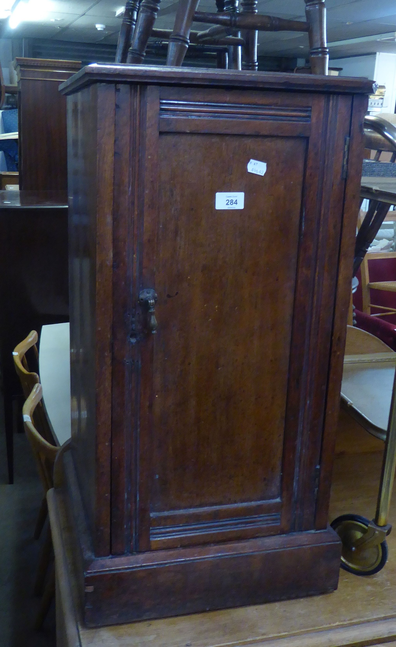 A MAHOGANY SINGLE DOOR BEDSIDE CUPBOARD