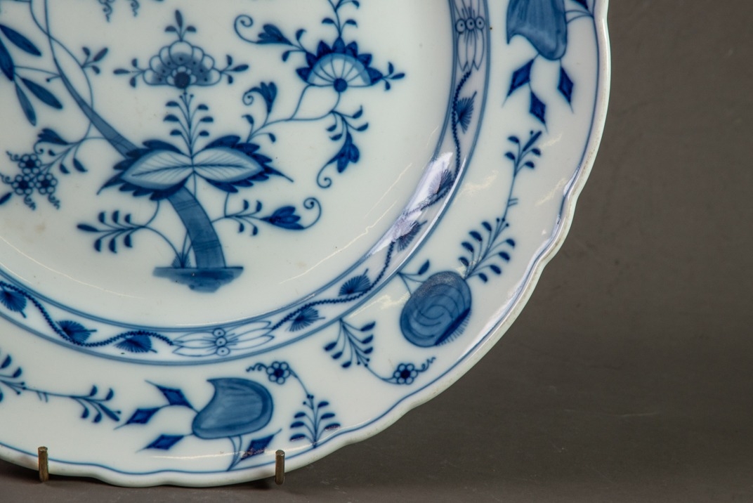 MODERN MEISSEN ONION PATTERN BLUE AND WHITE PORCELAIN CHARGER, 13” (33cm) diameter, impressed and - Image 3 of 4