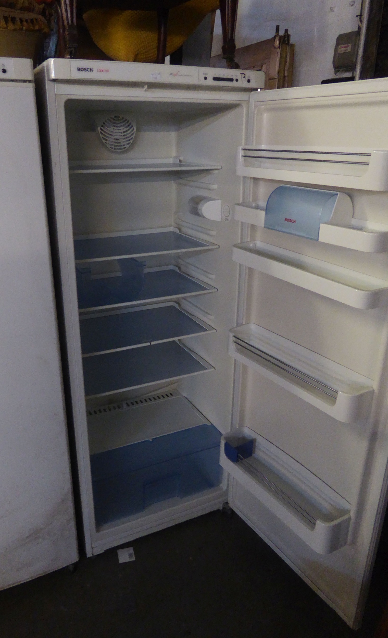 A BOSCH EXXCEL FROST FREE LARGE UPRIGHT FREEZER. TOGETHER WITH A MATCHING BOSCH EXXCEL FRIDGE (2) - Image 3 of 3