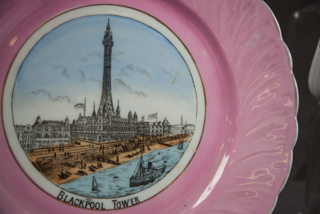 TWENTY EIGHT PIECES OF ‘MADE IN GERMANY’ BRITISH SOUVENIR PORCELAIN WITH PINK GROUNDS, including - Image 4 of 4