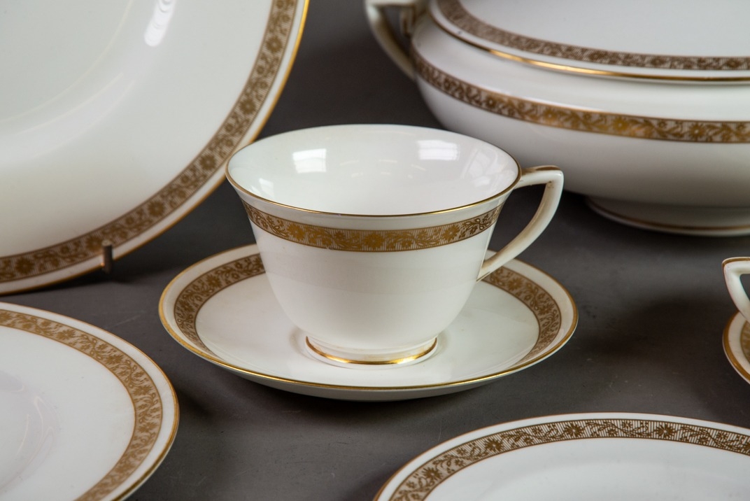 SIXTY FIVE PIECE ROYAL WORCESTER ‘GOLDEN ANNIVERSARY’ CHINA PART DINNER AND TEA SERVICE, comprising: - Image 3 of 6