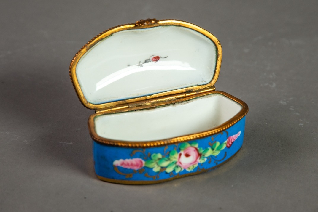 LIMOGES HAND PAINTED AND GILT METAL MOUNTED PORCELAIN PILL BOX, of shaped oblong form with hinged - Image 2 of 3