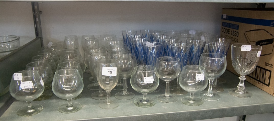 A SELECTION OF WINE GLASSES AND FLUTES, TOGETHER WITH BRANDY GLASSES (APPROX 44 PIECES)