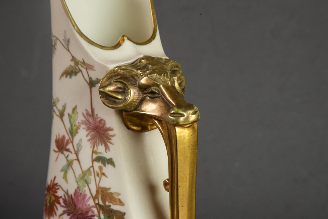 LATE VICTORIAN ROYAL WORCESTER PORCELAIN JUG with unusual GILDED RAM'S-HEAD SCROLL HANDLE, the IVORY - Image 4 of 5