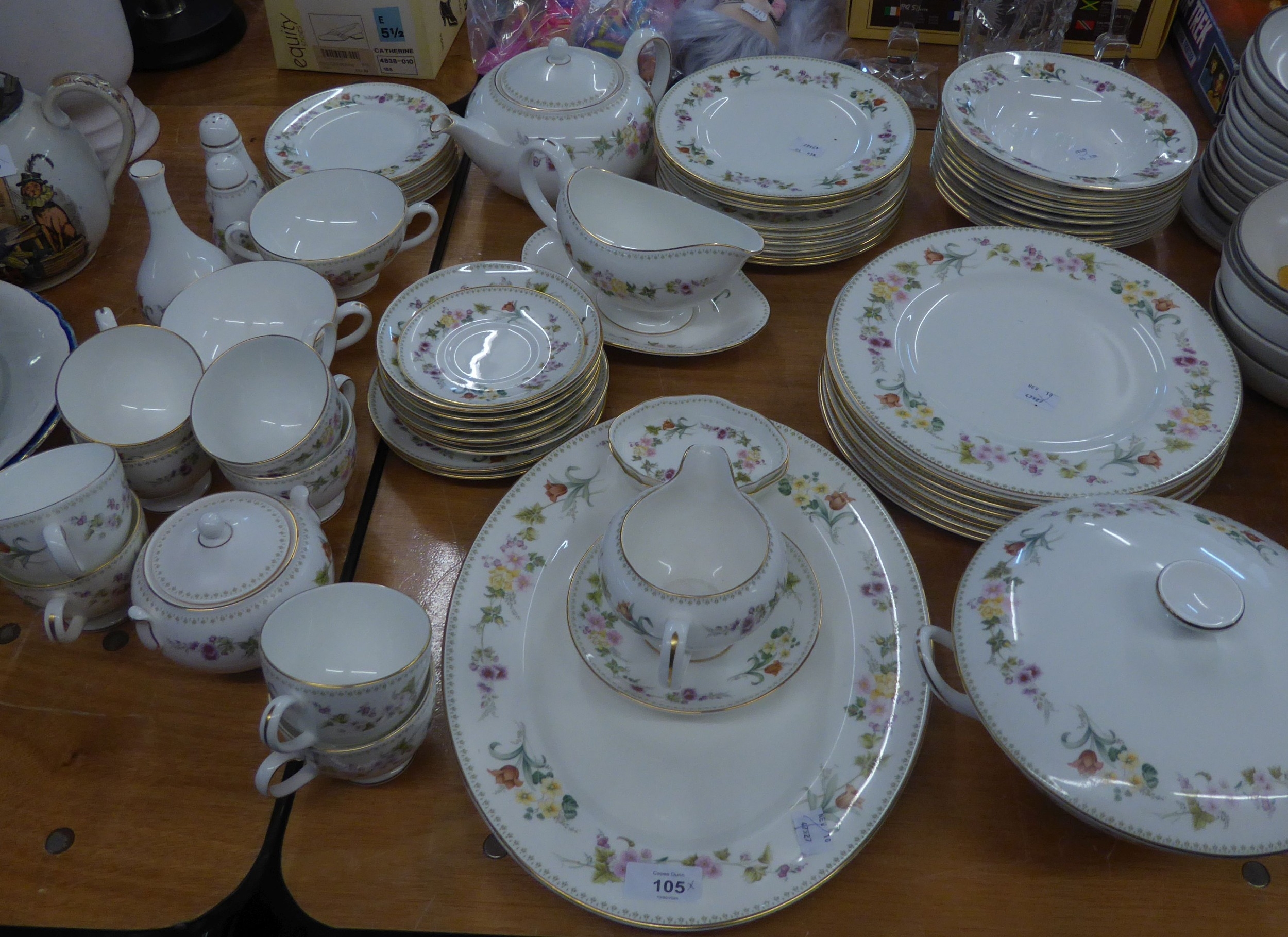 MODERN WEDGWOOD PORCELAIN 'MIRABELLE' PATTERN APPROXIMATELY 70 PIECE PART DINNER AND TEA SERVICE