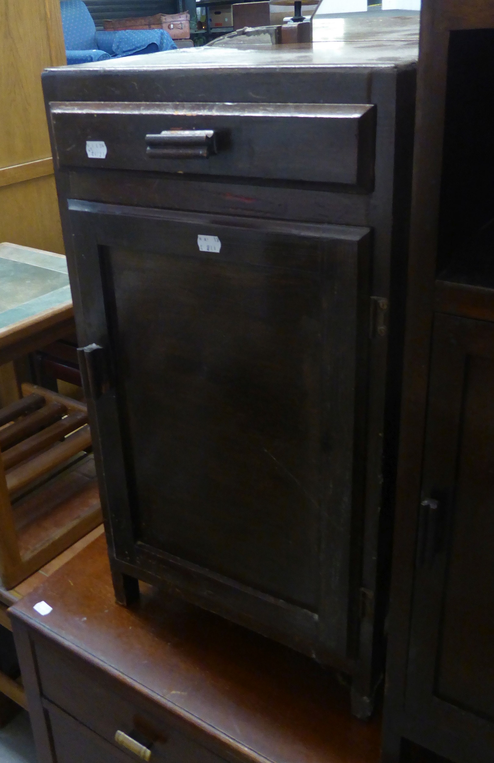 AN OAK DRESSING CHEST OF THREE DRAWERS, WITH TRIPLE MIRROR AND AN OAK BEDSIDE CUPBOARD AND A 1930’ - Image 2 of 2