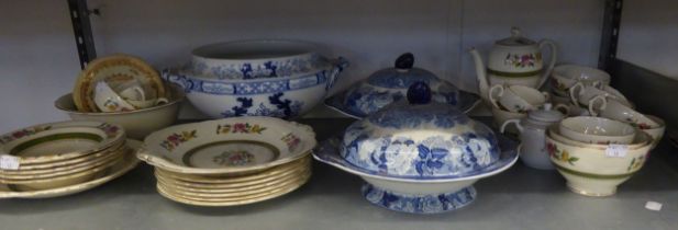 A SELECTION OF TRANSFER PRINTED WILLOW PATTERN WARES TO INCLUDE; TWO TUREENS AND COVERS, MEAT AND