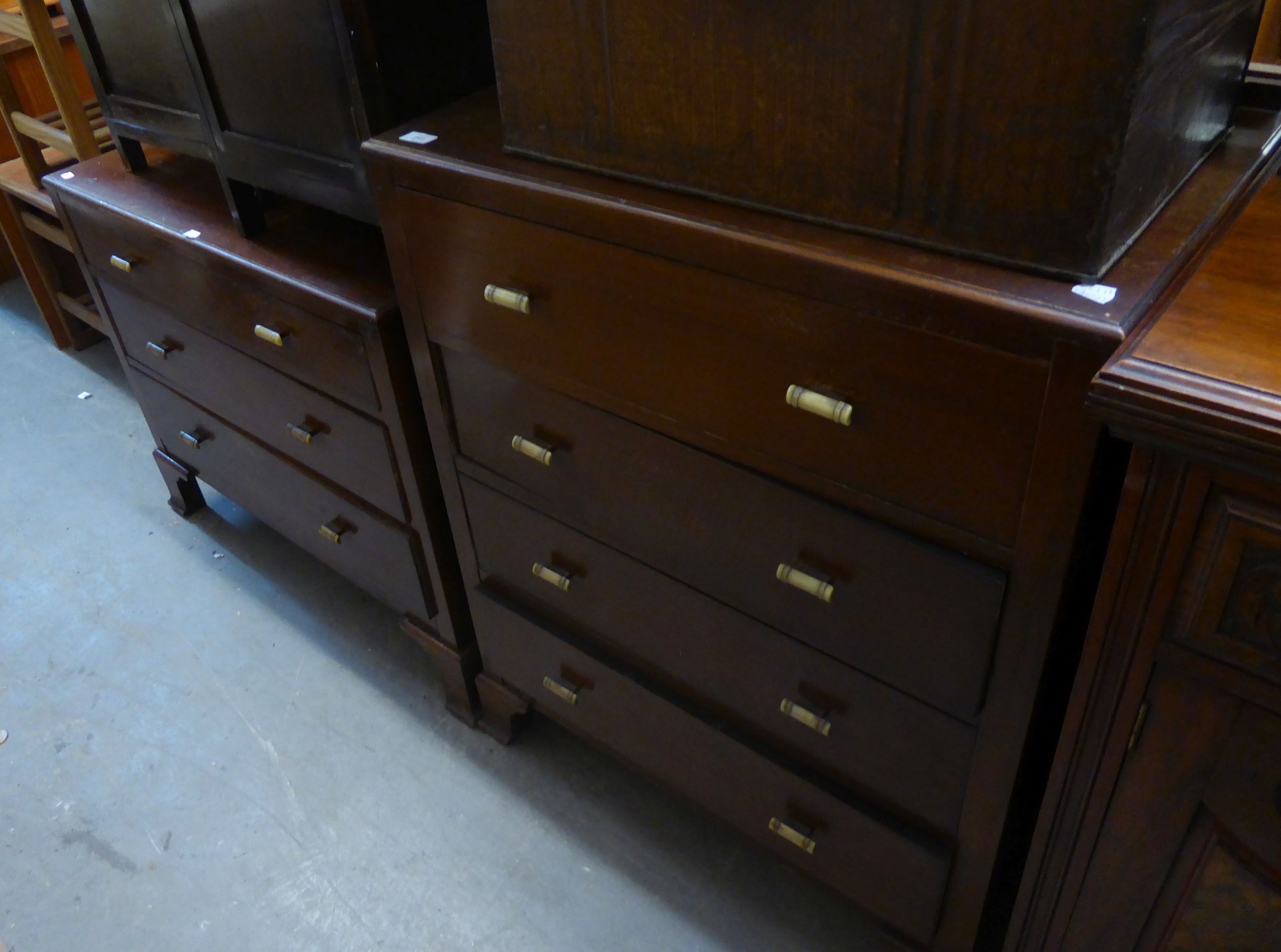 AN OAK DRESSING CHEST OF THREE DRAWERS, WITH TRIPLE MIRROR AND AN OAK BEDSIDE CUPBOARD AND A 1930’