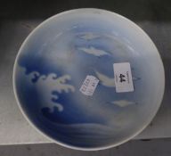AN ORIENTAL PORCELAIN SHALLOW BLUE AND WHITE DISH, PAINTED WITH BIRDS IN FLIGHT, 6" DIAMETER AND