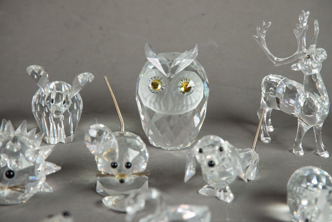 TWENTY SWAROVSKI SMALL GLASS MODELS OF ANIMALS, including: OWL, STAG, PAIR OF PUFFINS, SEALS, - Image 3 of 5