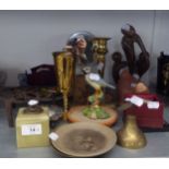 SMALL SELECTION OF COLLECTABLES TO INCLUDE; CAST IRON TRIVET, TWO BRITANNIA PAPERWEIGHTS, HAND