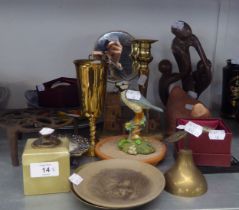 SMALL SELECTION OF COLLECTABLES TO INCLUDE; CAST IRON TRIVET, TWO BRITANNIA PAPERWEIGHTS, HAND
