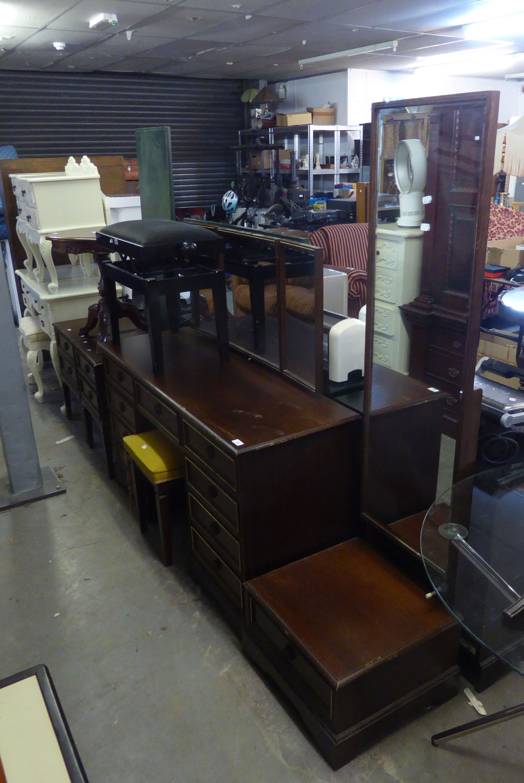 MAHOGANY BEDROOM FURNISHING WITH GILT METAL LINE BORDERS TO THE DRAWERS, PATERAE AND RING HANDLES, 6 - Image 2 of 2