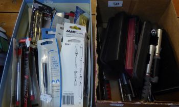 A SELECTION OF FOUNTAIN AND BALLPOINT PENS TO INCLUDE PAPERMATE, PARKER, ROTRING ETC.... AND A LARGE