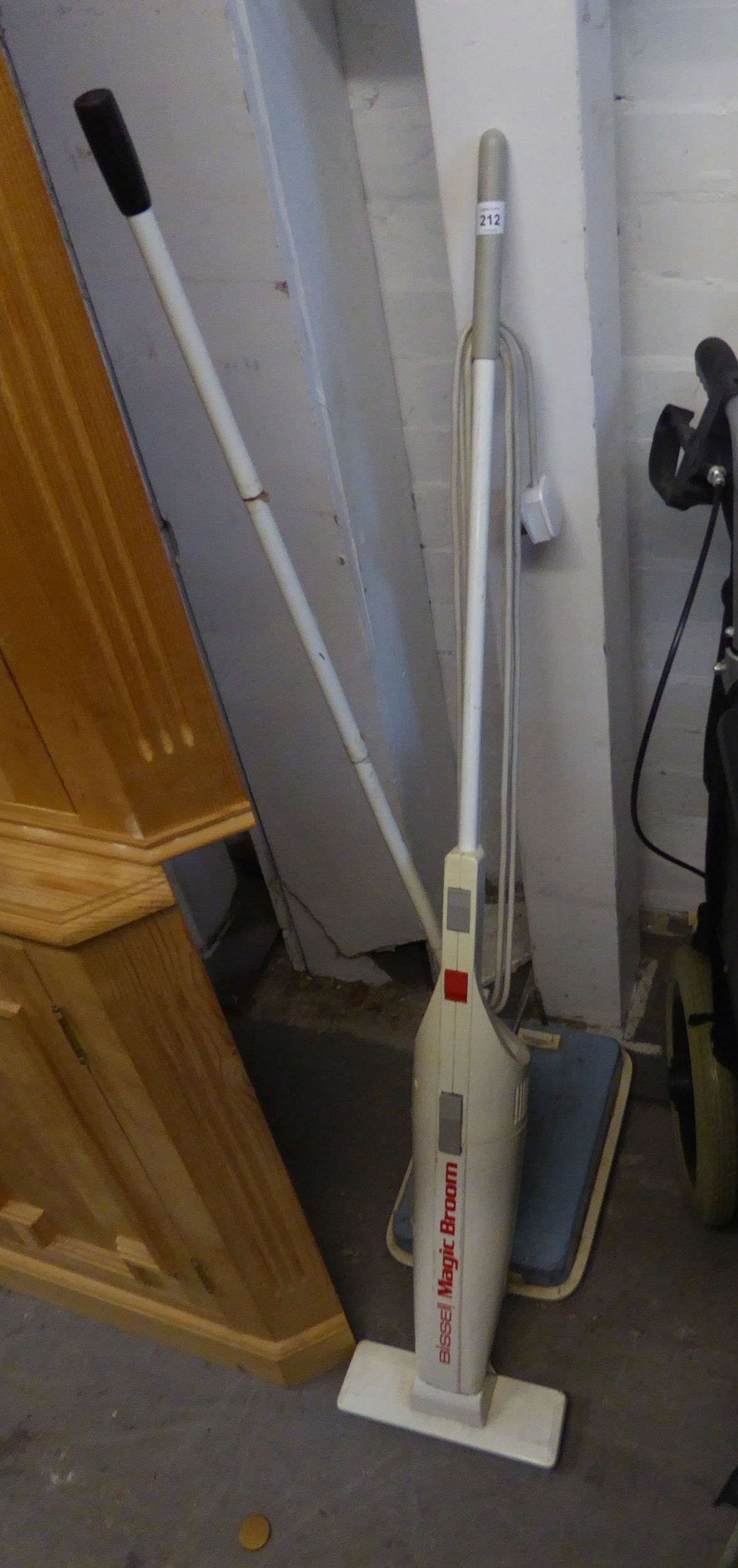 BISSELL MAGIBROOM SMALL UPRIGHT VACUUM CLEANER