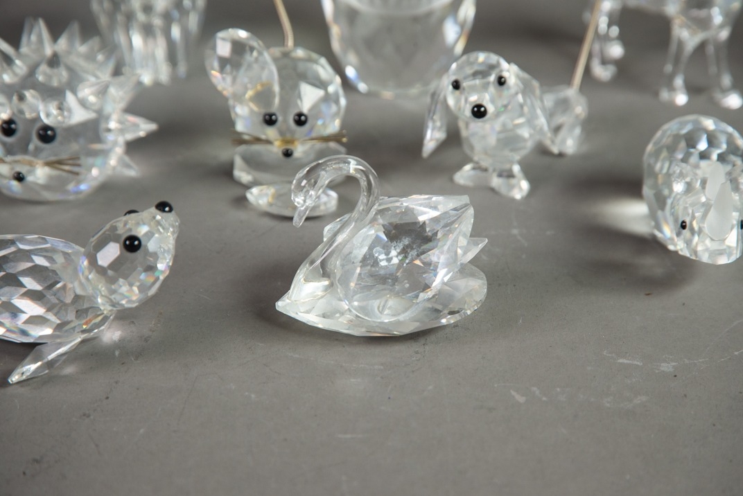 TWENTY SWAROVSKI SMALL GLASS MODELS OF ANIMALS, including: OWL, STAG, PAIR OF PUFFINS, SEALS, - Image 4 of 5