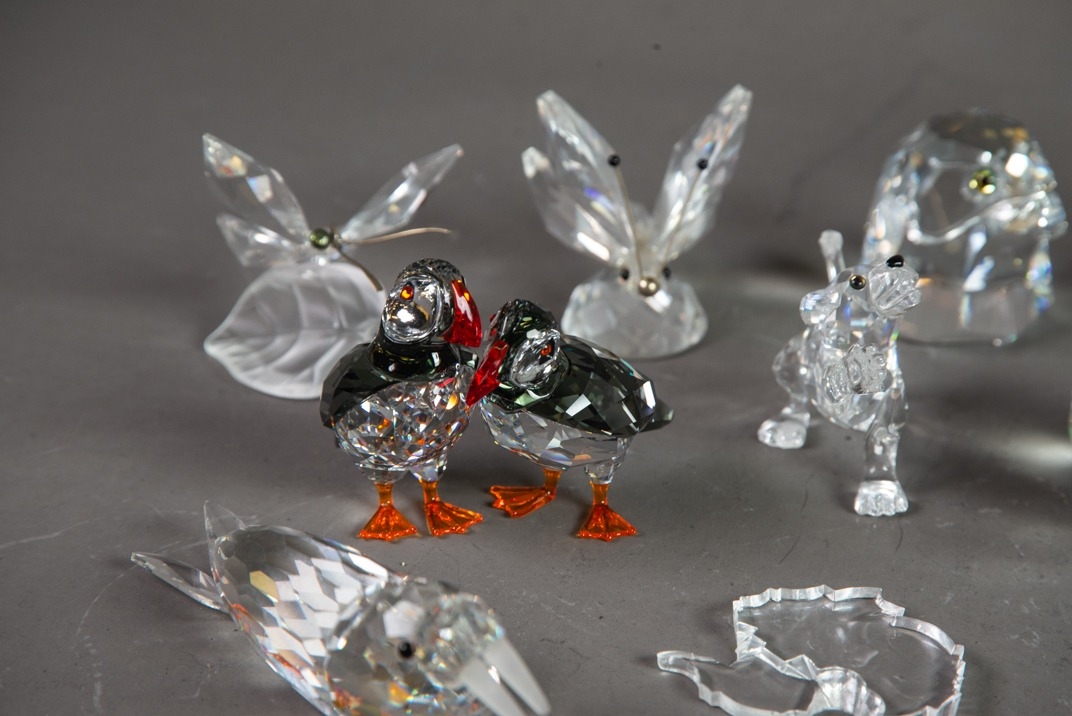 TWENTY SWAROVSKI SMALL GLASS MODELS OF ANIMALS, including: OWL, STAG, PAIR OF PUFFINS, SEALS, - Image 2 of 5
