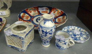 AN ORIENTAL IMARI CHINA PLAQUE AND FOUR SMALL PIECES OF ORIENTAL BLUE AND WHITE WARES (5)