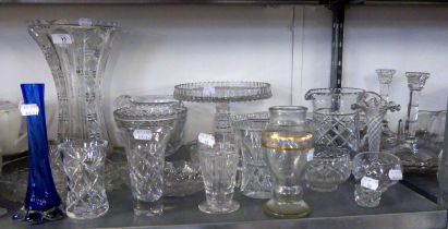 A SELECTION OF GLASSWARES TO INCLUDE; LARGE CUT GLASS WAISTED VASE, CAKE STANDS, SMALLER VASES, CAKE