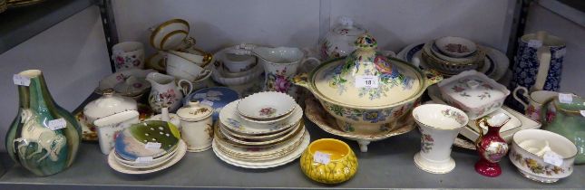 A SELECTION OF DECORATIVE CERAMICS TO INCLUDE; MASONS TUREEN AND COVER, ROYAL DOULTON TWO HANDLED