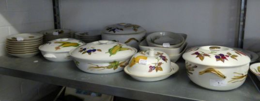 ROYAL WORCESTER 'EVESHAM' OVEN TO TABLE WARES, CERAMICS, APPROX 20 PIECES, INCLUDING TUREENS AND